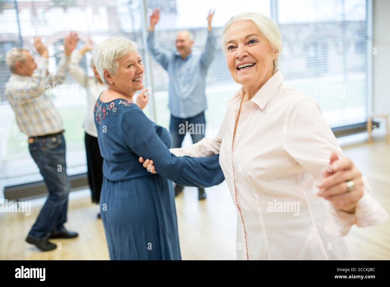 Gruppe von aktiven Senior Teilnahme Tanzkurs in Altersheim Stockfoto