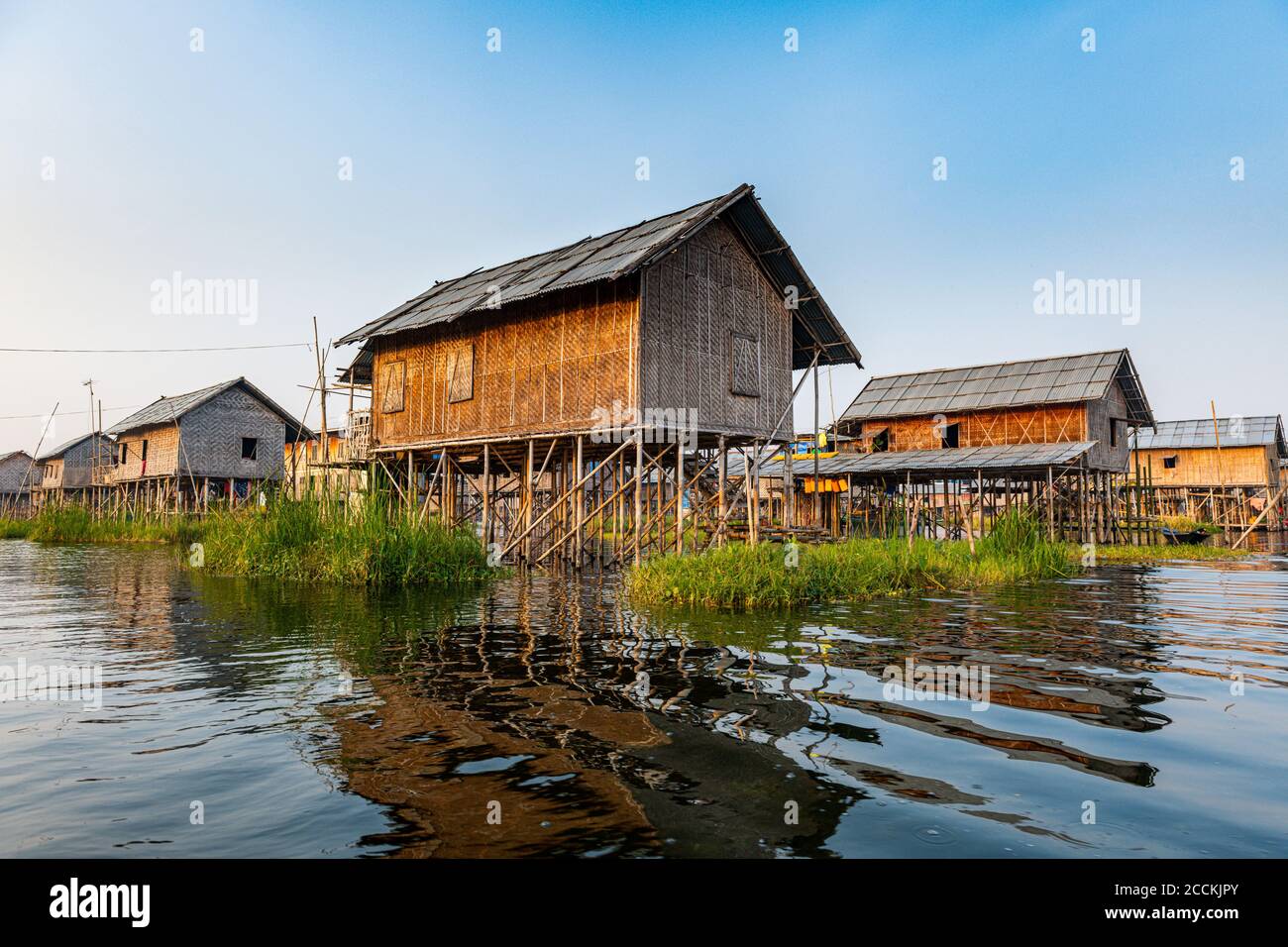 Myanmar, Shan Staat, Nampan, Tilt Häuser auf Inle See Stockfoto Myanmar, Shan Staat, Nampan, Tilt Häuser auf Inle See Stockfoto