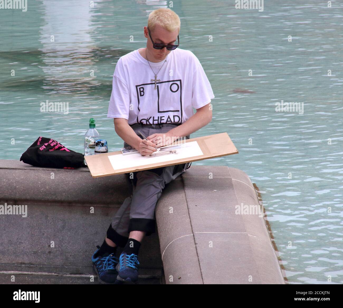 London, Großbritannien. August 2020. Ein Künstler auf dem Trafalgar Square.nach der Lockerung der Lockdown-Maßnahmen während der Covid-19-Krise scheinen viele Dinge mit den zusätzlichen sozialen Distanzierungen und Facemasken-Vorsichtsmaßnahmen fast normal. Kredit: Keith Mayhew/SOPA Images/ZUMA Wire/Alamy Live Nachrichten Stockfoto