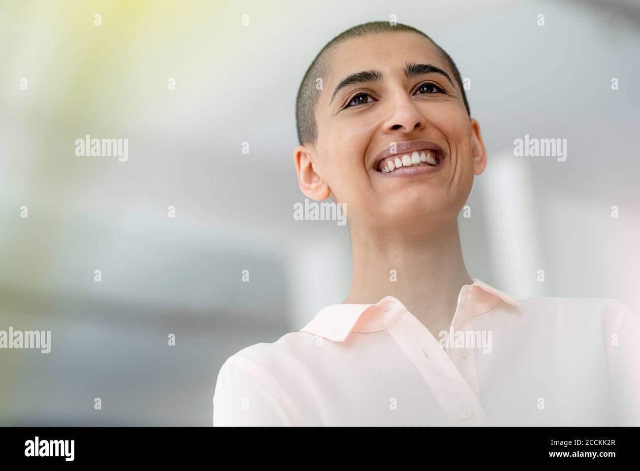 Porträt einer lächelnden Frau mit kurzen Haaren Stockfoto