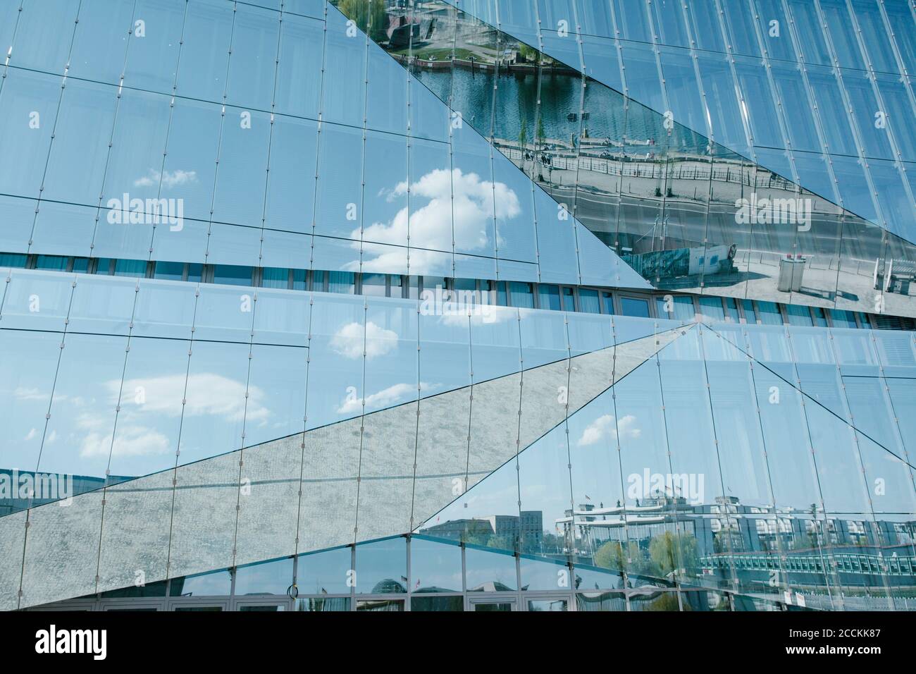 Deutschland, Berlin, Glasfassade des neu errichteten Bürogebäudes am Berliner Hauptbahnhof Stockfoto