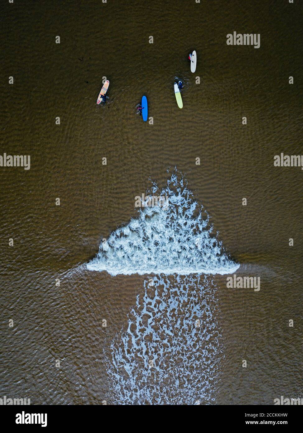 Luftaufnahme von Menschen Surfen in braunen Gewässern von Barents Meer Stockfoto