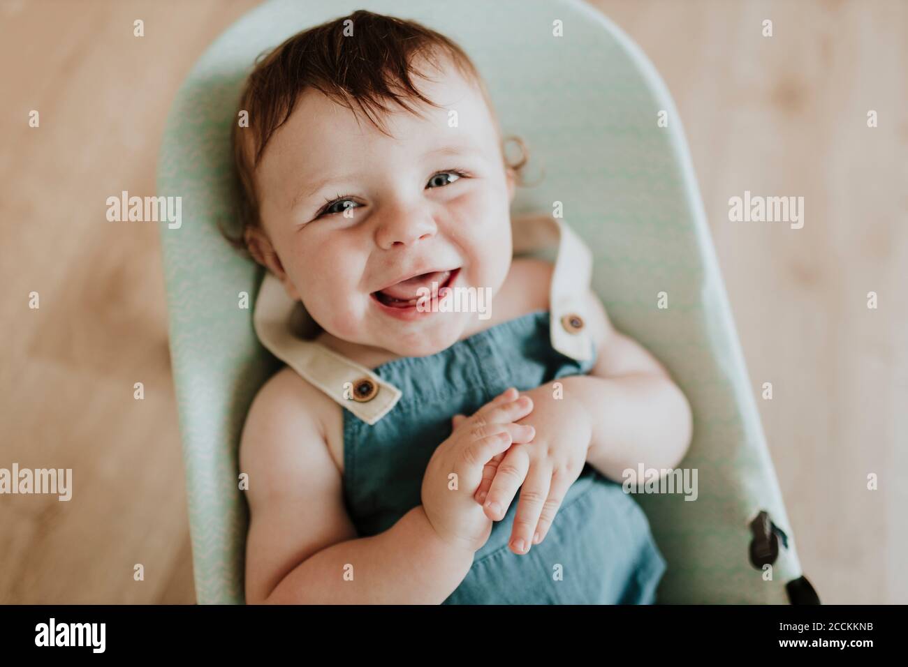 Nahaufnahme der fröhlichen niedlichen Baby-Mädchen liegen in moses Korb Zu Hause Stockfoto