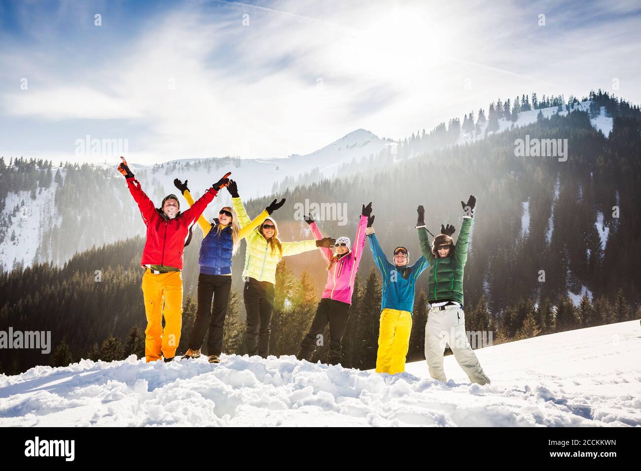 Gruppe unbeschwerter Freunde, die Spaß im Schnee haben, Achenkirch, Österreich Stockfoto