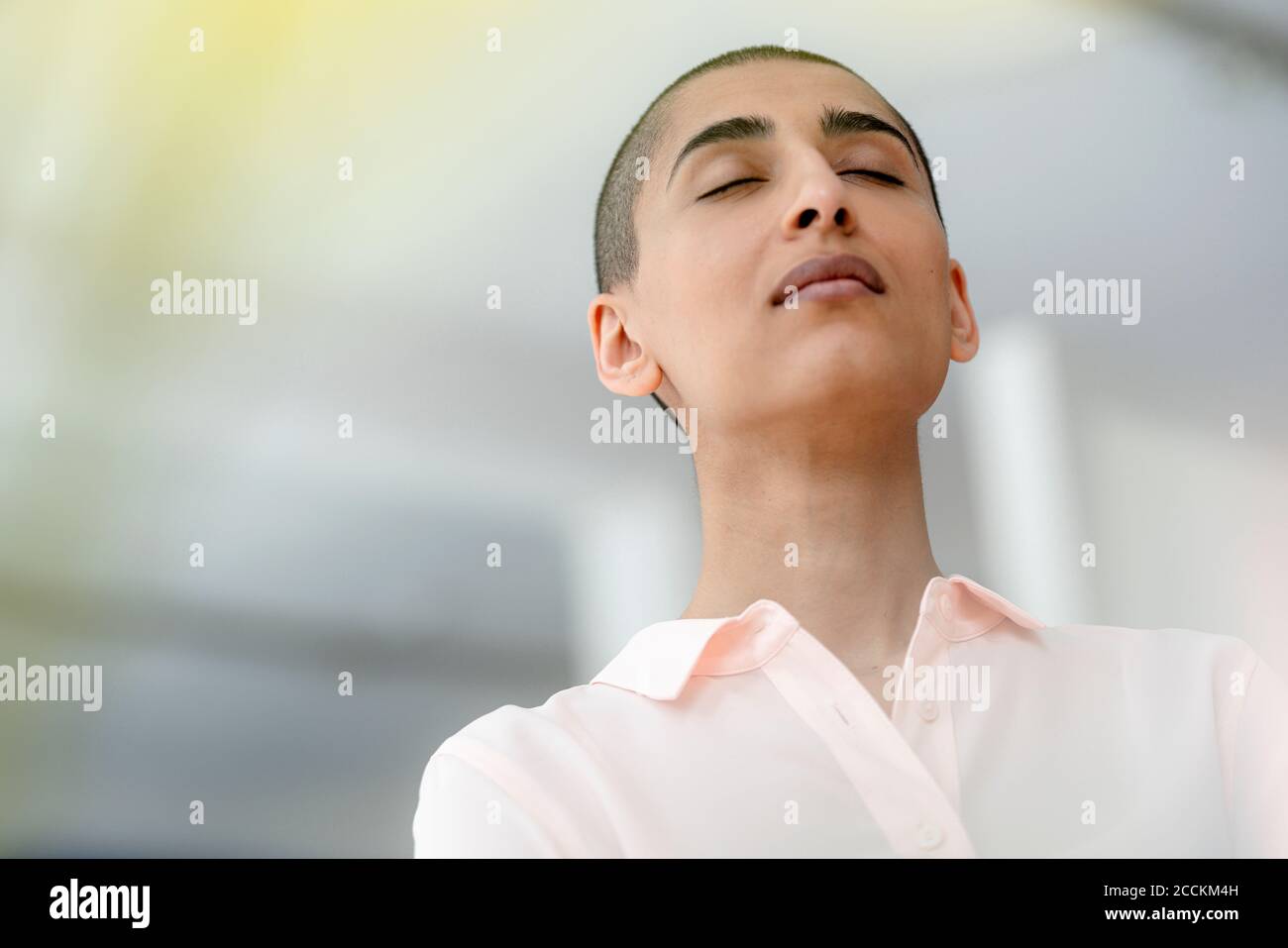 Porträt einer Frau mit kurzen Haaren und geschlossenen Augen Stockfoto
