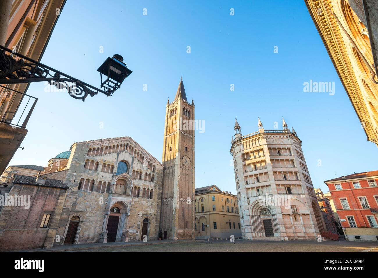 Italien, Provinz Parma, Parma, klarer Himmel über der Kathedrale von Parma und dem Baptisterium Stockfoto