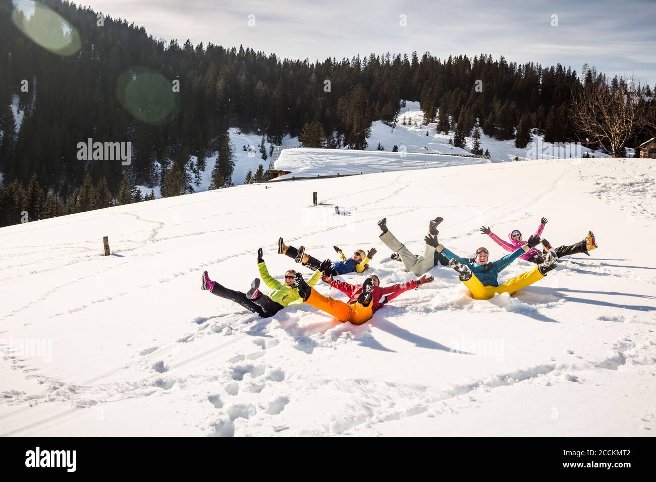 Gruppe unbeschwerter Freunde, die Spaß im Schnee haben, Achenkirch, Österreich Stockfoto