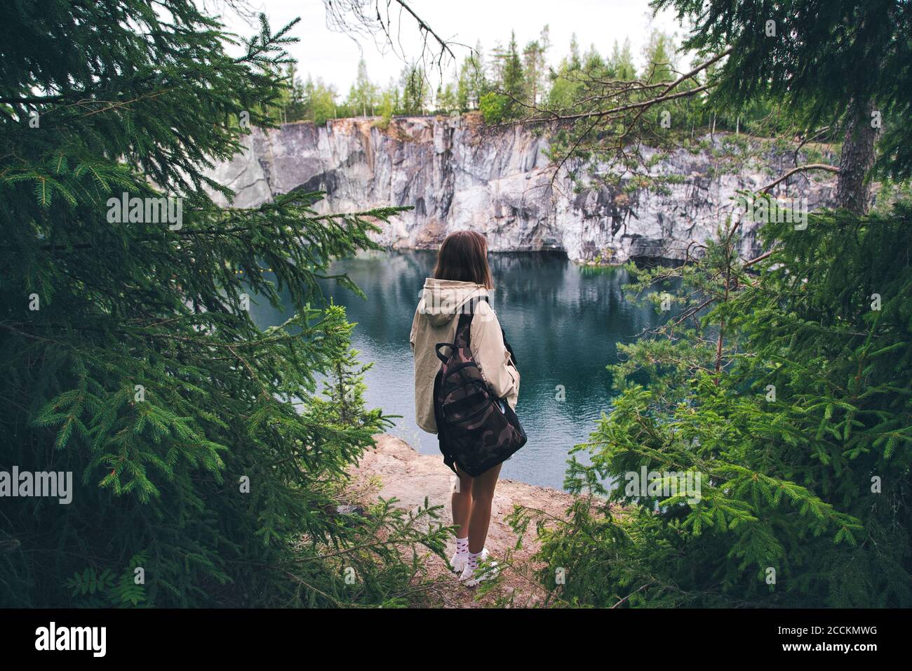 Junge Frau im Ruskeala Bergpark, Sortavala, Republik Karelien, Russland Stockfoto