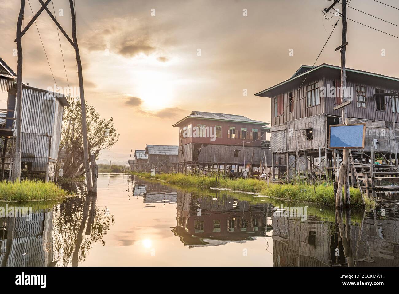Myanmar, Shan Staat, Nampan, Tilt Häuser auf Inle See Stockfoto Myanmar, Shan Staat, Nampan, Tilt Häuser auf Inle See Stockfoto