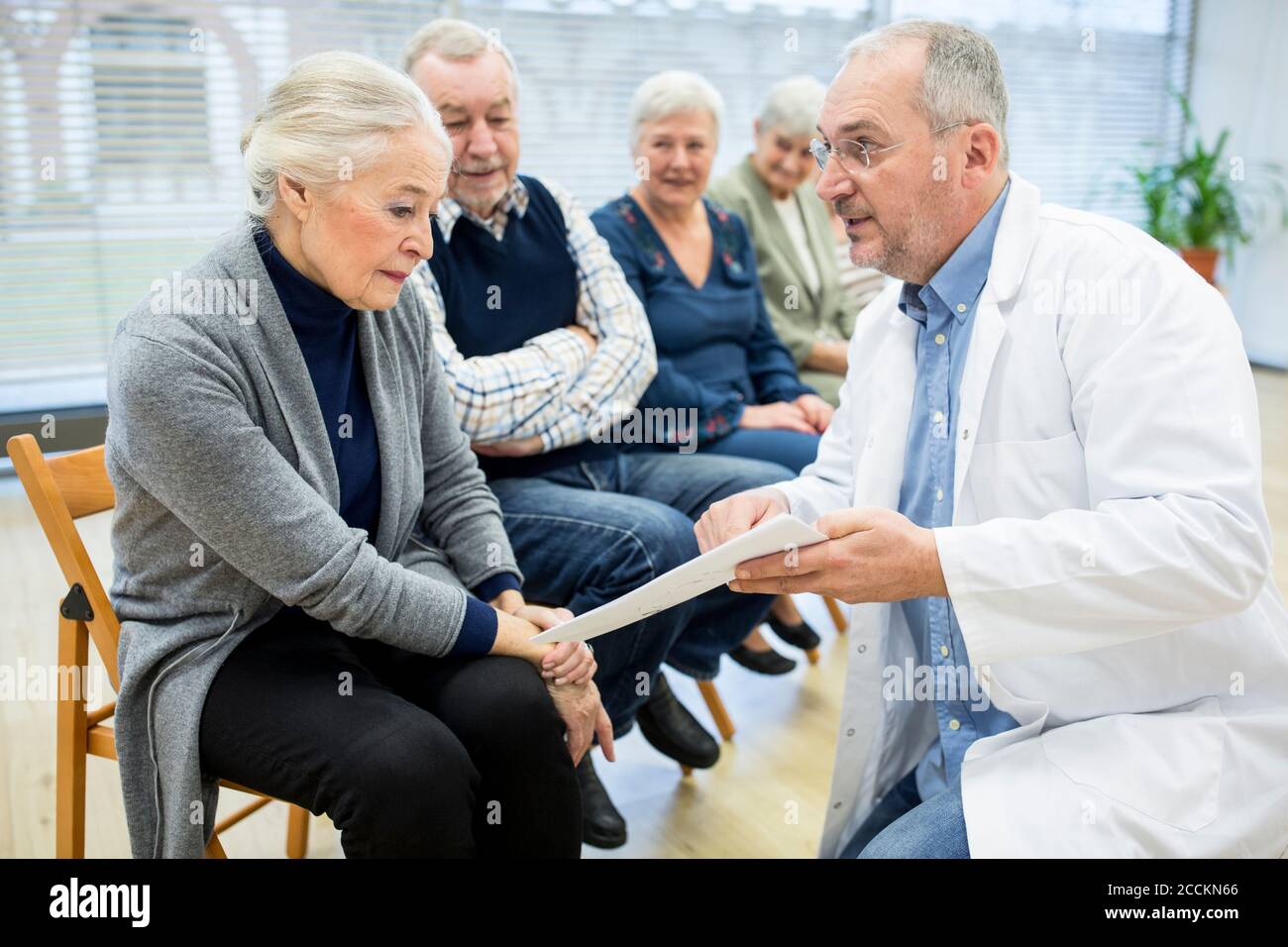 Gruppe von Senioren, die Gesundheitsberatung im Altersheim besuchen Stockfoto