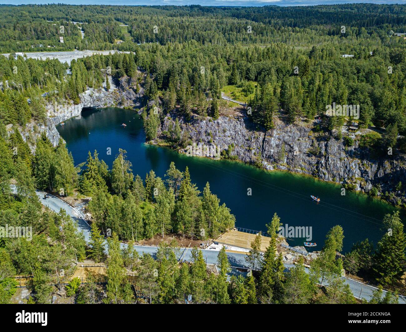 Russland, Republik Karelien, Sortavala, Luftbild des grünen Waldes, der den Marble Lake im Sommer umgibt Stockfoto