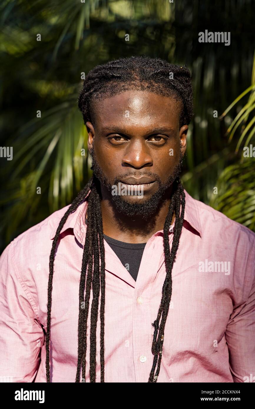 Nahaufnahme eines ernsthaften jungen Mannes mit Dreadlocks Stockfoto