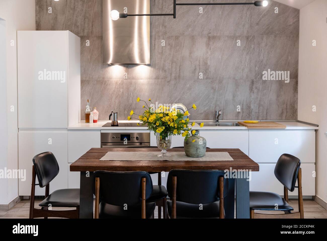 Esstisch mit Stühlen in moderner Küche zu Hause angeordnet Stockfoto
