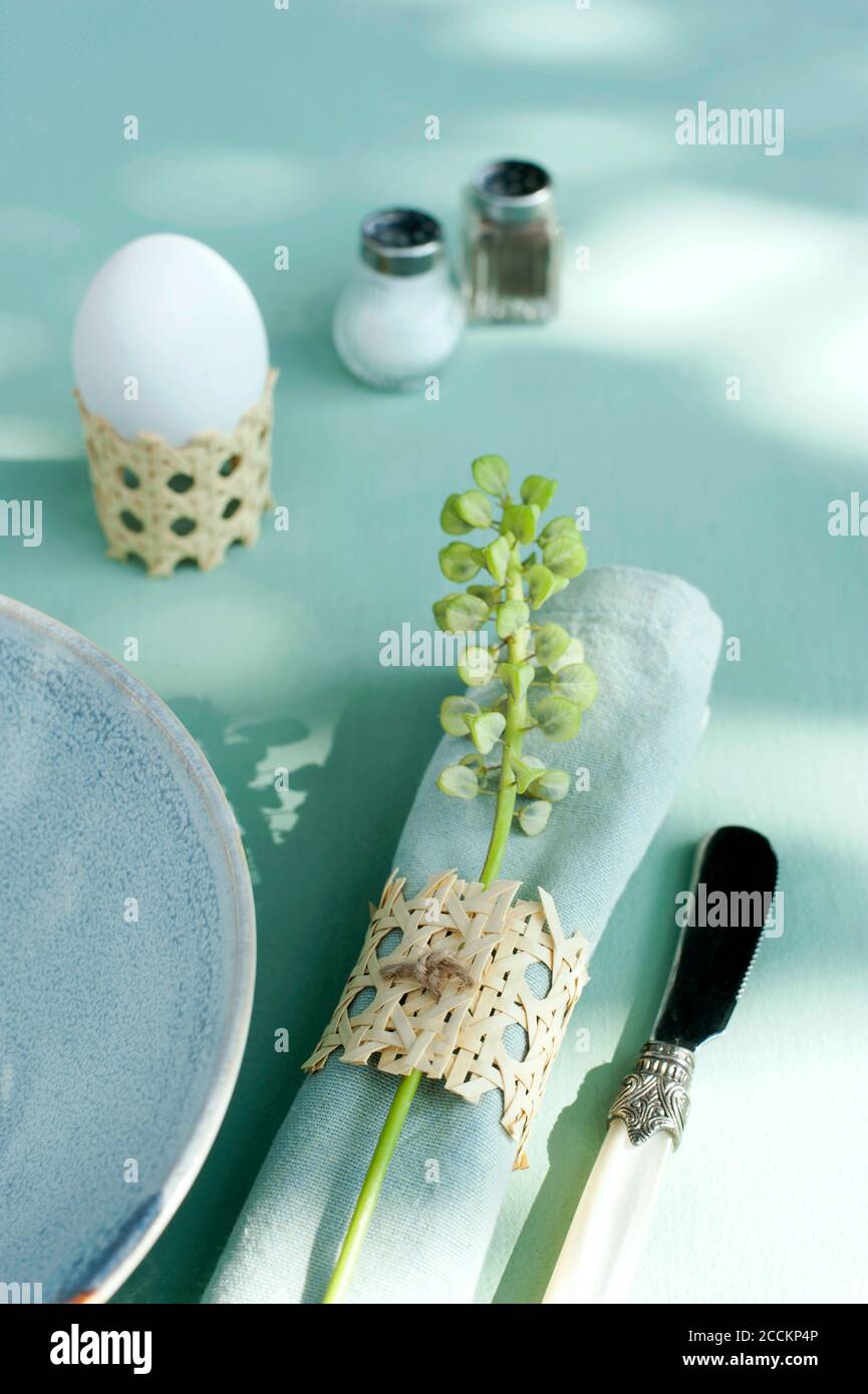 Eierbecher - Kerzenhalter und Serviettenring aus Wiener Geflecht Stockfoto