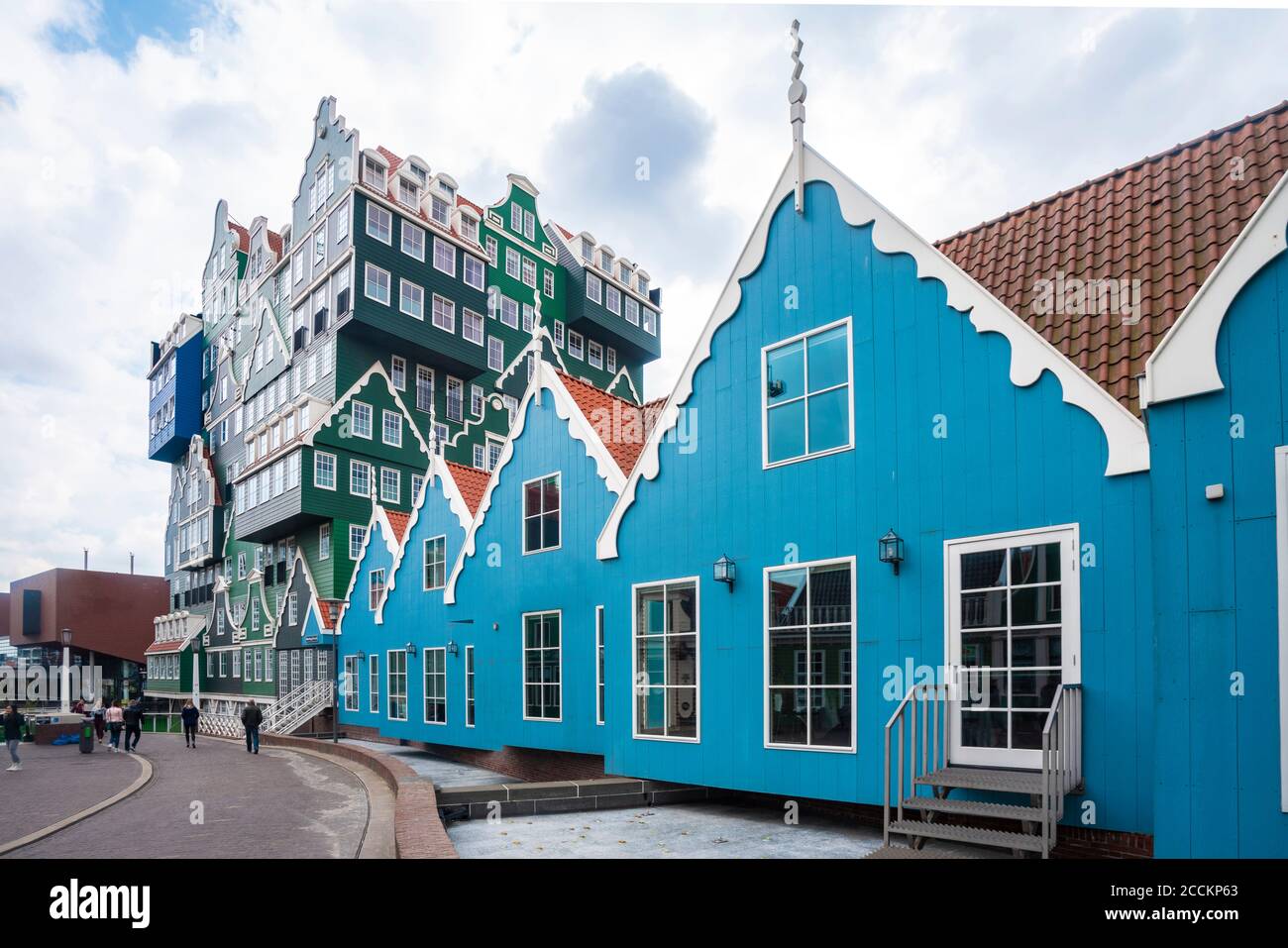 Niederlande, Nordholland, Zaandam, Reihe von blauen Häusern vor Inntel Hotels Amsterdam Zaandam Stockfoto