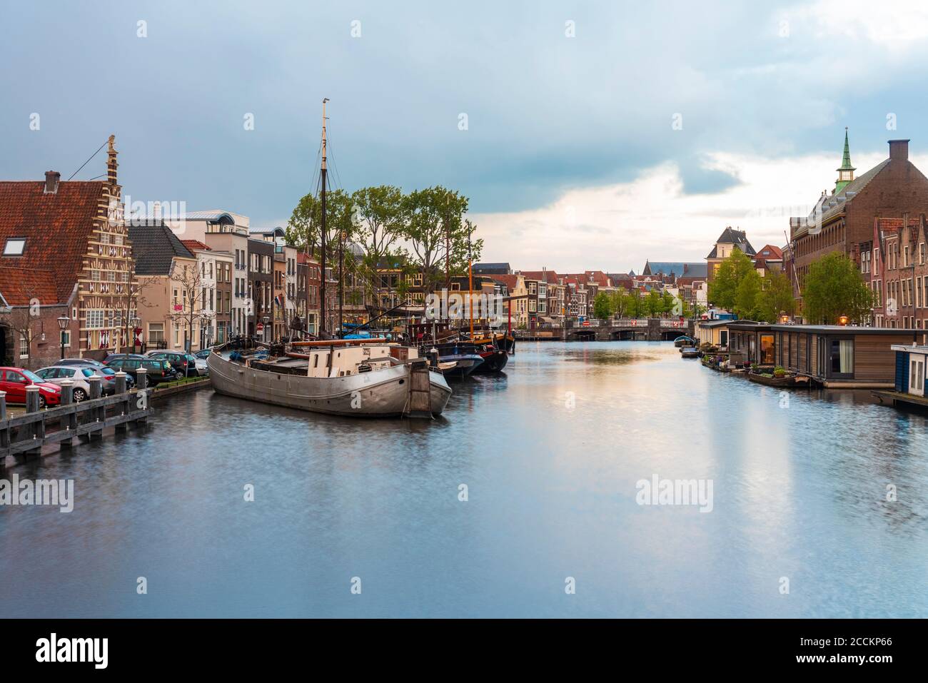 Niederlande, Südholland, Leiden, Segelboot im alten Hafen bei Galgewater Stockfoto