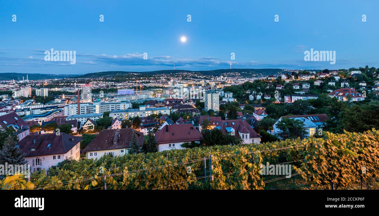 Deutschland, Baden-Württemberg, Stuttgart, Mond glüht über Häusern im Stadtteil Relenberg Stockfoto
