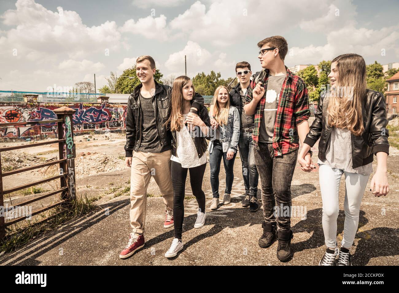 Eine Gruppe von Freunden, die in einem alten heruntergekommenen Hotel rumhängen Industriegebiet Stockfoto