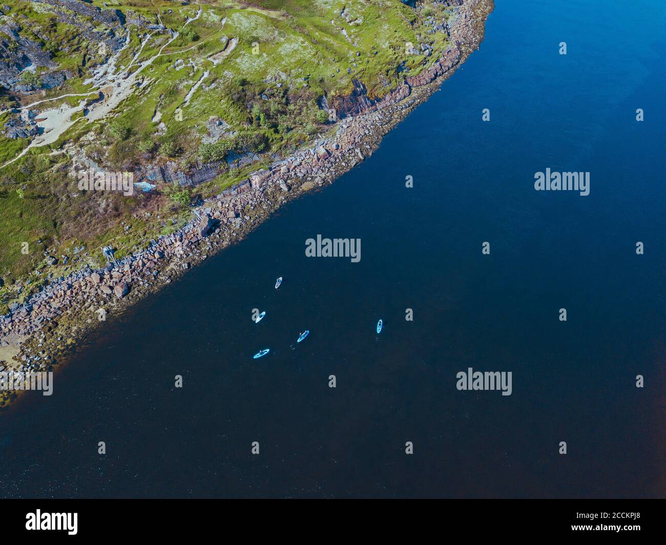 Luftaufnahme von Menschen, die am Ufer des Flusses Teriberka surfen Stockfoto