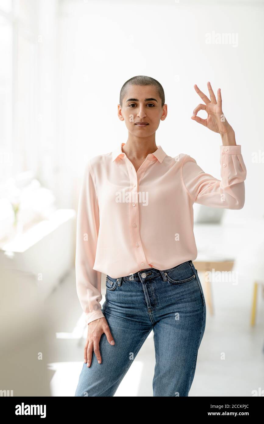 Porträt von selbstbewussten Frau in einem Loft machen OK Hand zeichen Stockfoto