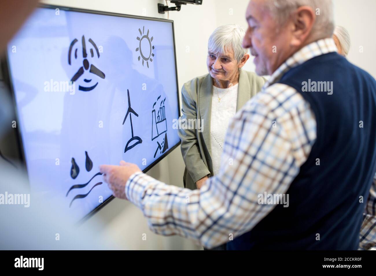 Aktive Senioren, die Kurs über erneuerbare Energien besuchen Stockfoto