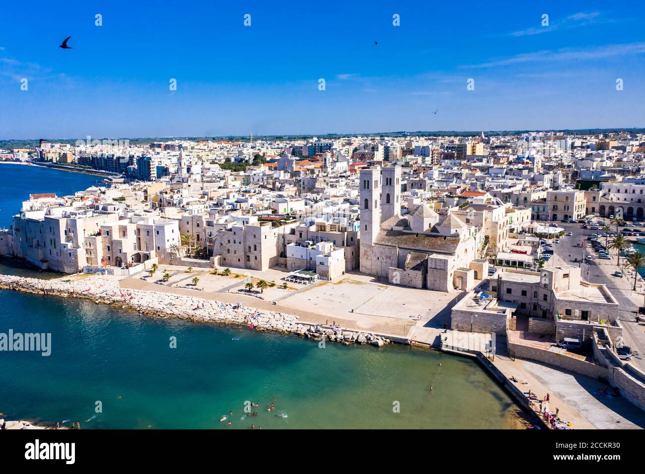 Italien, Provinz Bari, Molfetta, Drohne Blick auf die mediterrane Altstadt im Sommer Stockfoto