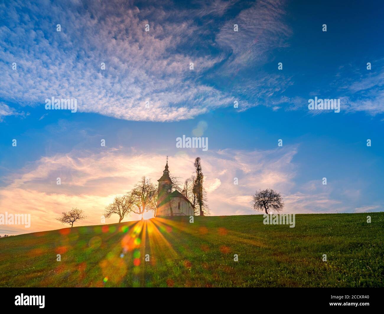Slowenien, Oberkrain, Gemeinde Skofja Loka, St. Thomass Kirche bei Sonnenuntergang Stockfoto