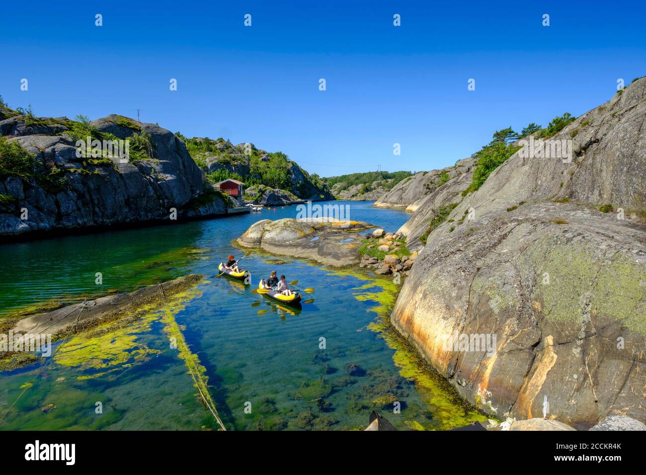 Im Sommer Kajakfahren über felsigen Einlass Stockfoto