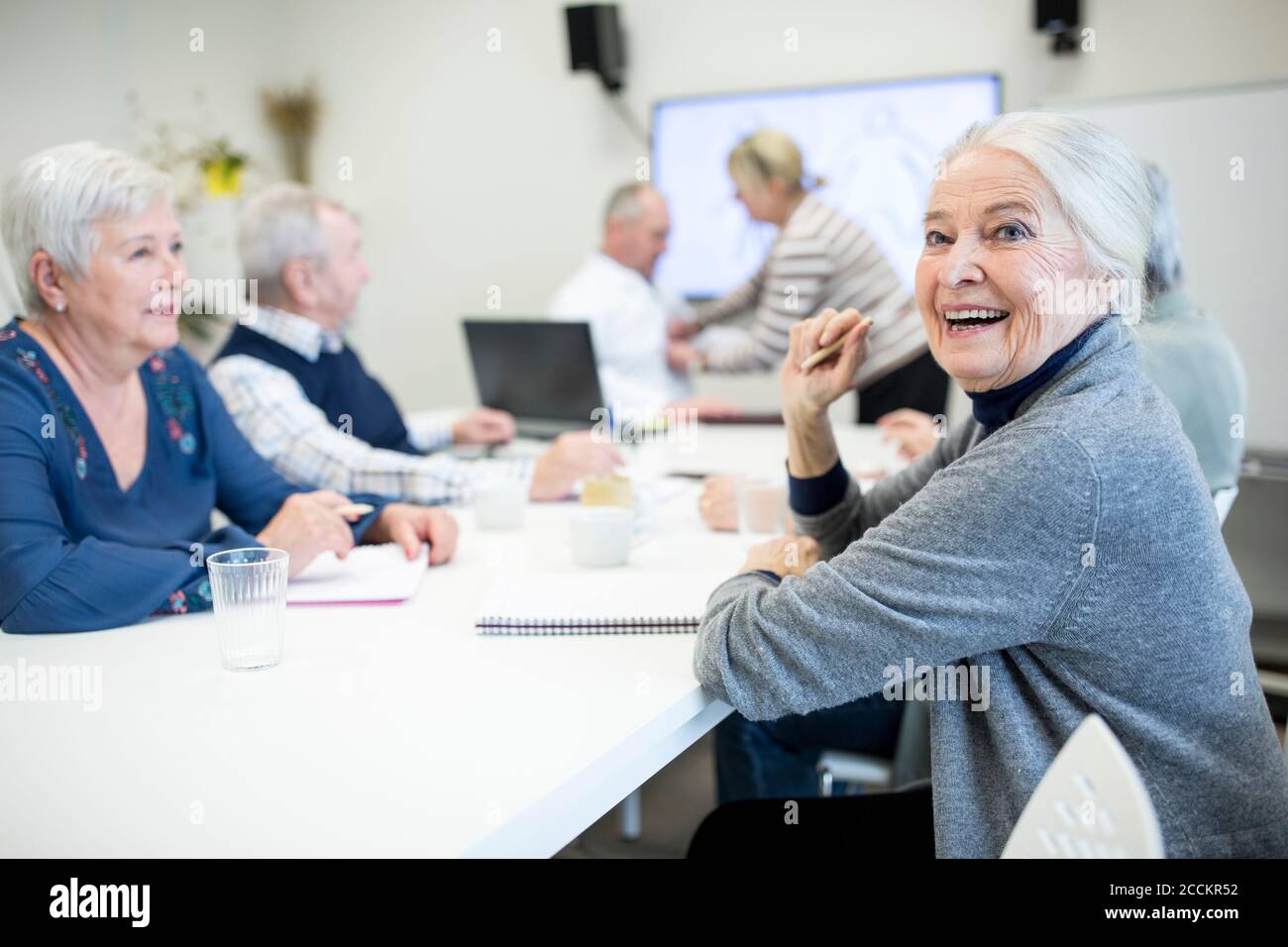 Senioren, die an einem Gesundheitskurs teilnehmen Stockfoto