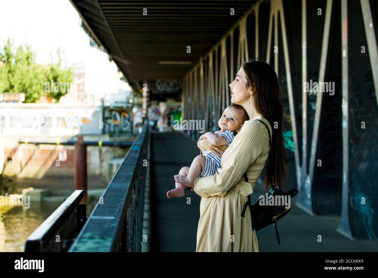 Mutter mit ihrem Baby auf einer Brücke Stockfoto