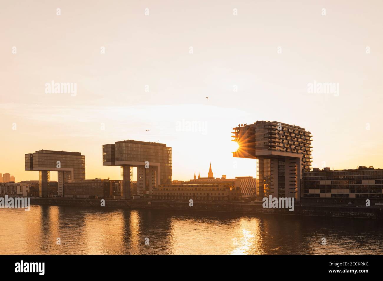 Deutschland, Nordrhein-Westfalen, Köln, Kranhäuser am Rheinufer bei Sonnenuntergang Stockfoto