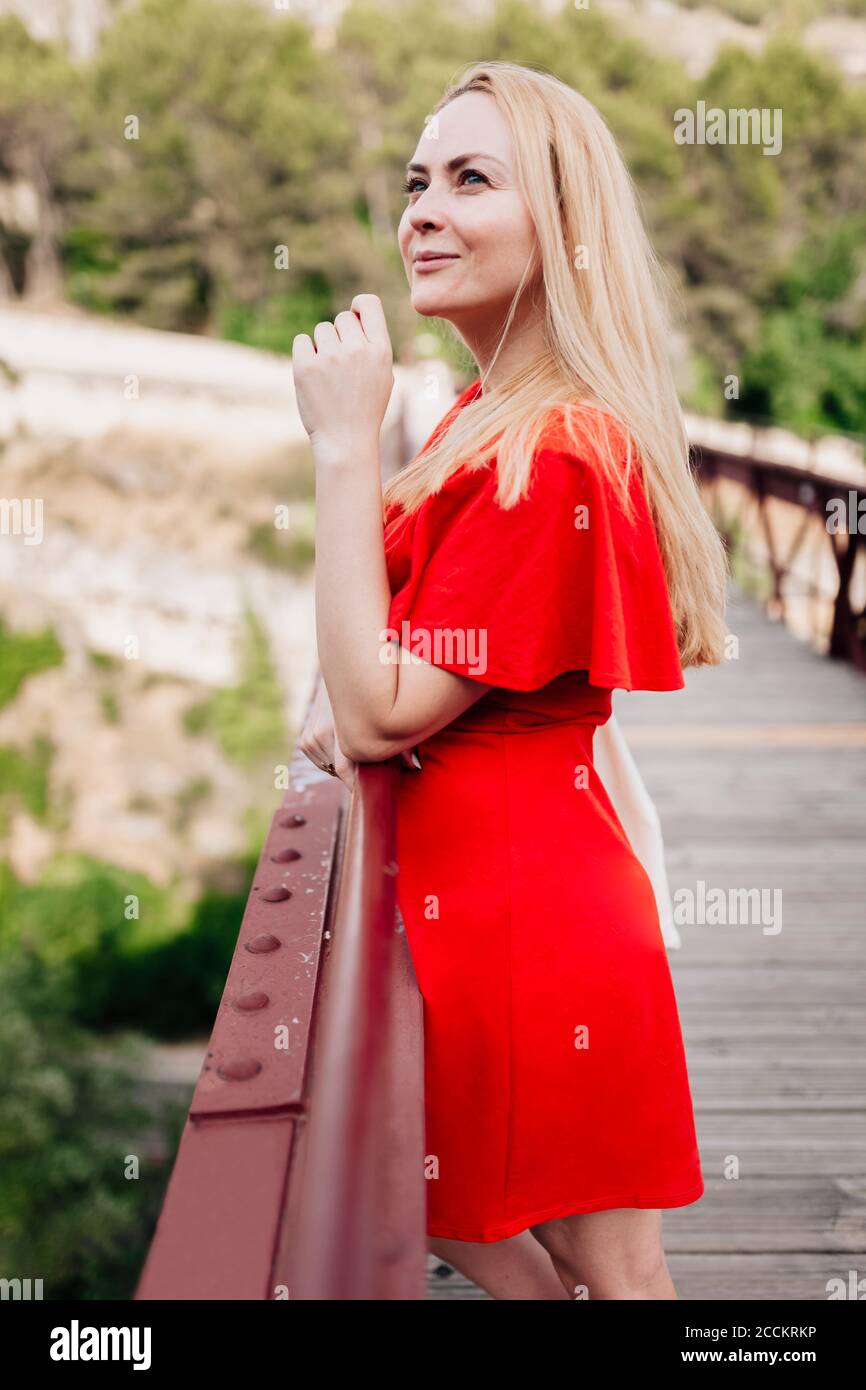 Lächelnde Frau, die auf der St. Paul Brücke in Cuenca, Spanien, steht Stockfoto