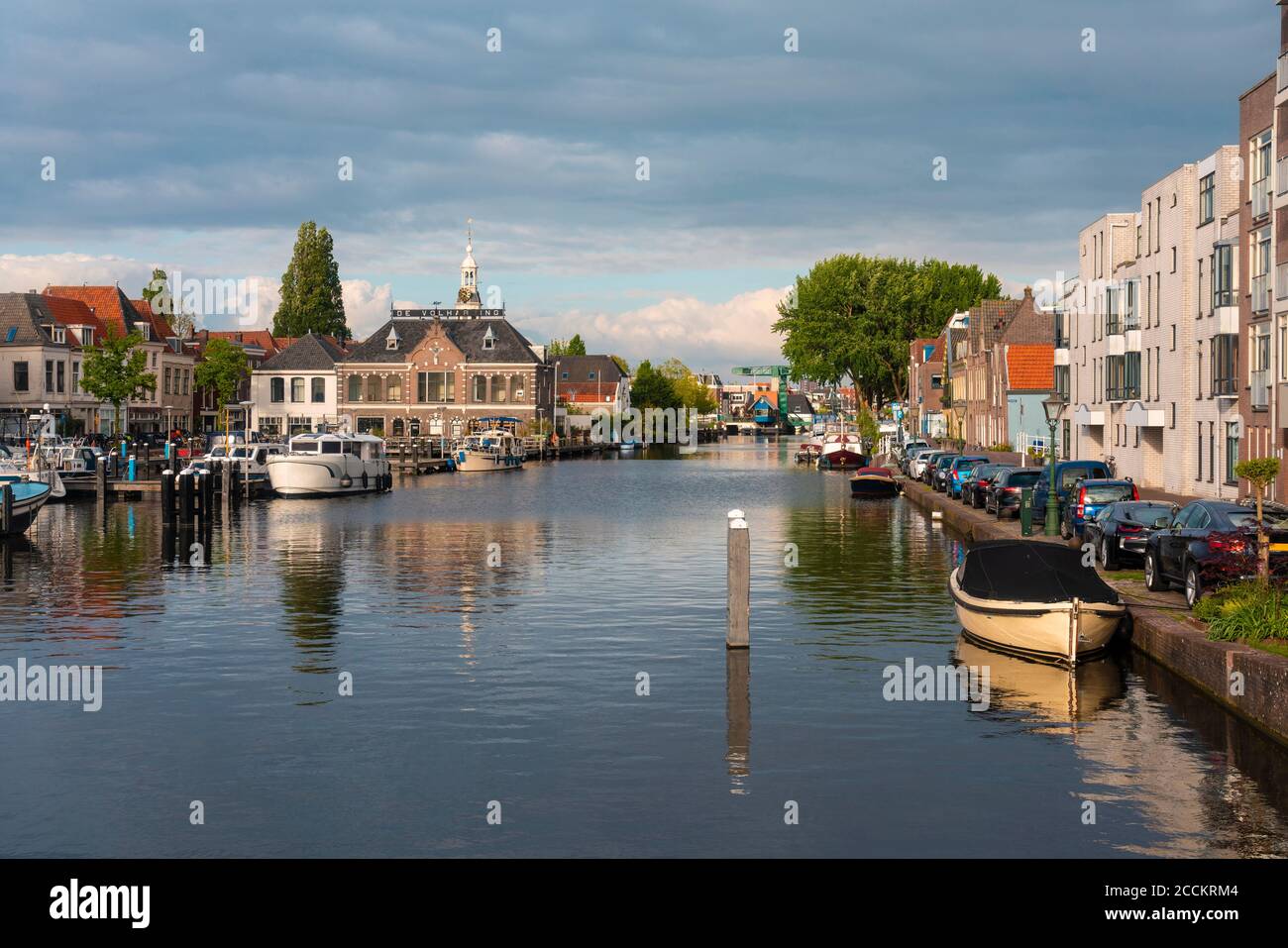 Niederlande, Südholland, Leiden, kleiner Hafen in De Kooi Nachbarschaft Stockfoto