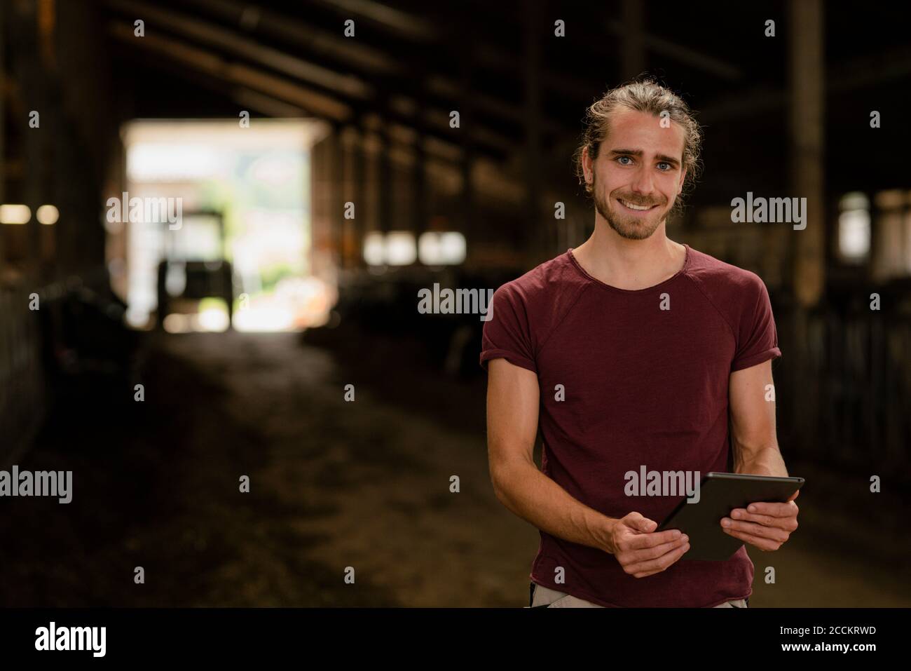 Porträt eines jungen Bauern mit Tablet auf einem Bauernhof Stockfoto