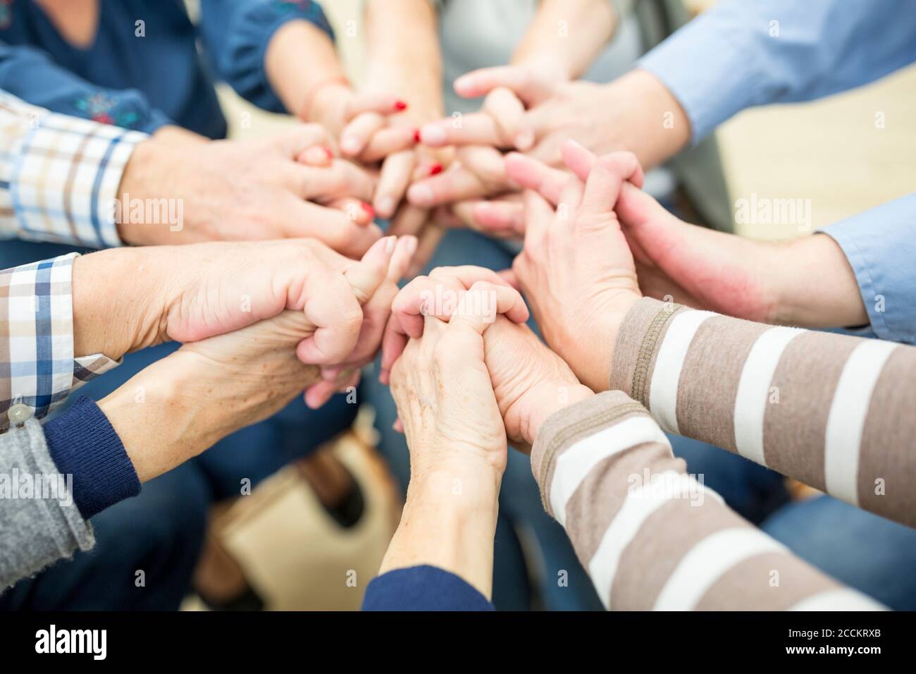 Nahaufnahme von Senioren, Hände stapeln, Solidarität symbolisieren Stockfoto