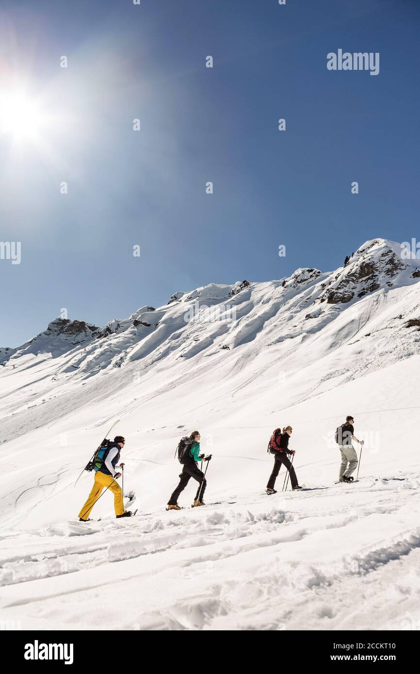Gruppe von Freunden Skitouren bis zu einem Berggipfel, Achenkirch, Österreich Stockfoto