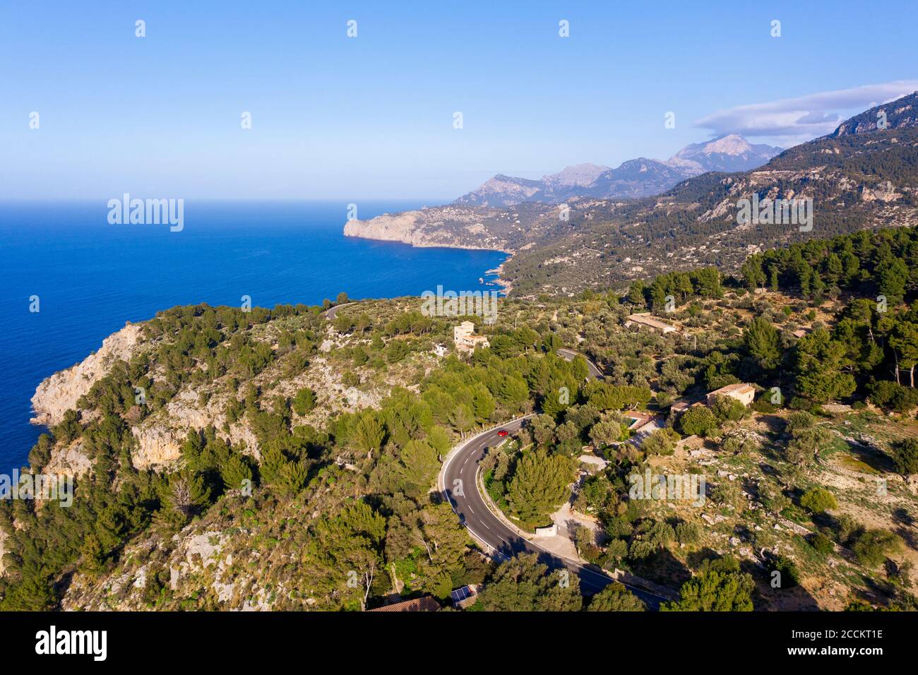 Spanien, Mallorca, Deia, Drohne Blick auf die Küstenstraße und die umliegende Landschaft der Serra de Tramuntana Stockfoto