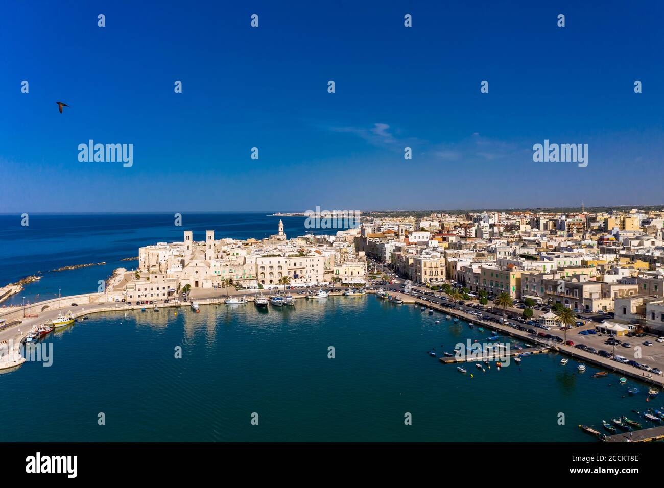 Italien, Provinz Bari, Molfetta, Drohne Blick auf die Altstadt Marina im Sommer Stockfoto