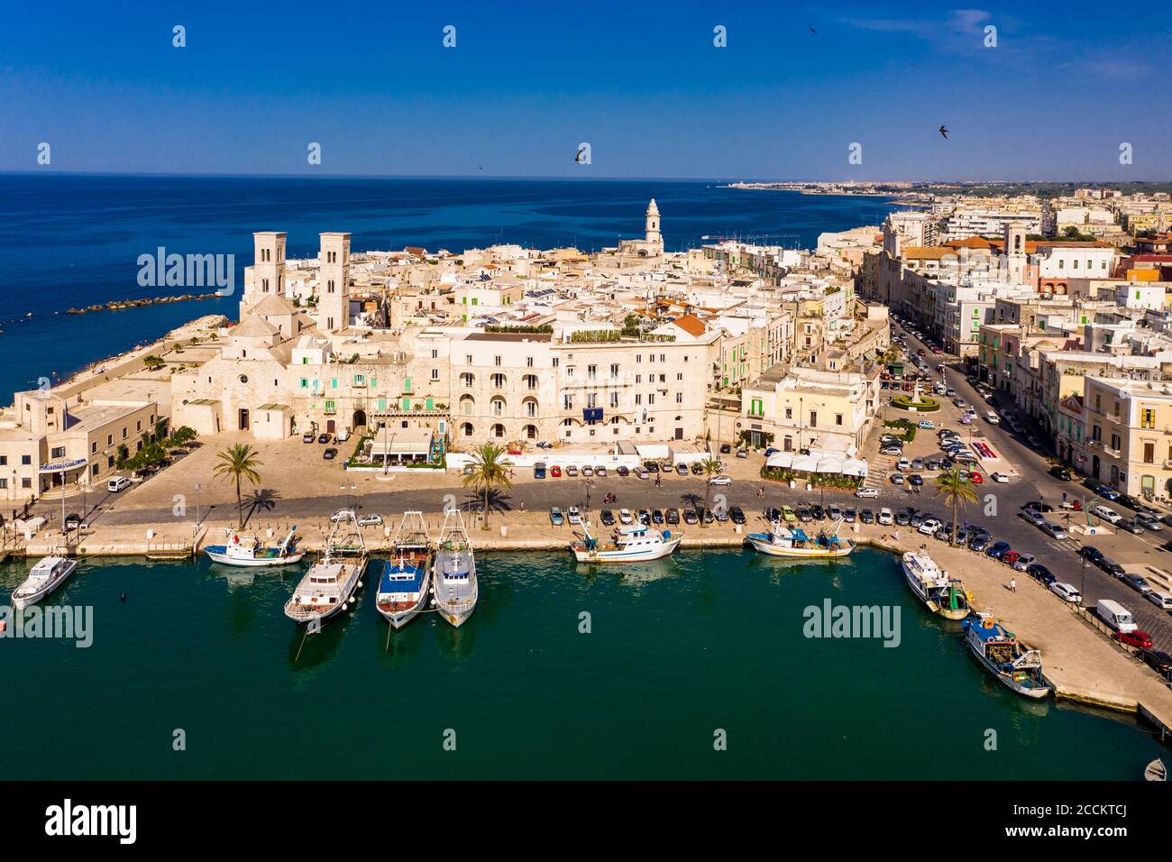 Italien, Provinz Bari, Molfetta, Drohne Blick auf die mediterrane Altstadt im Sommer Stockfoto