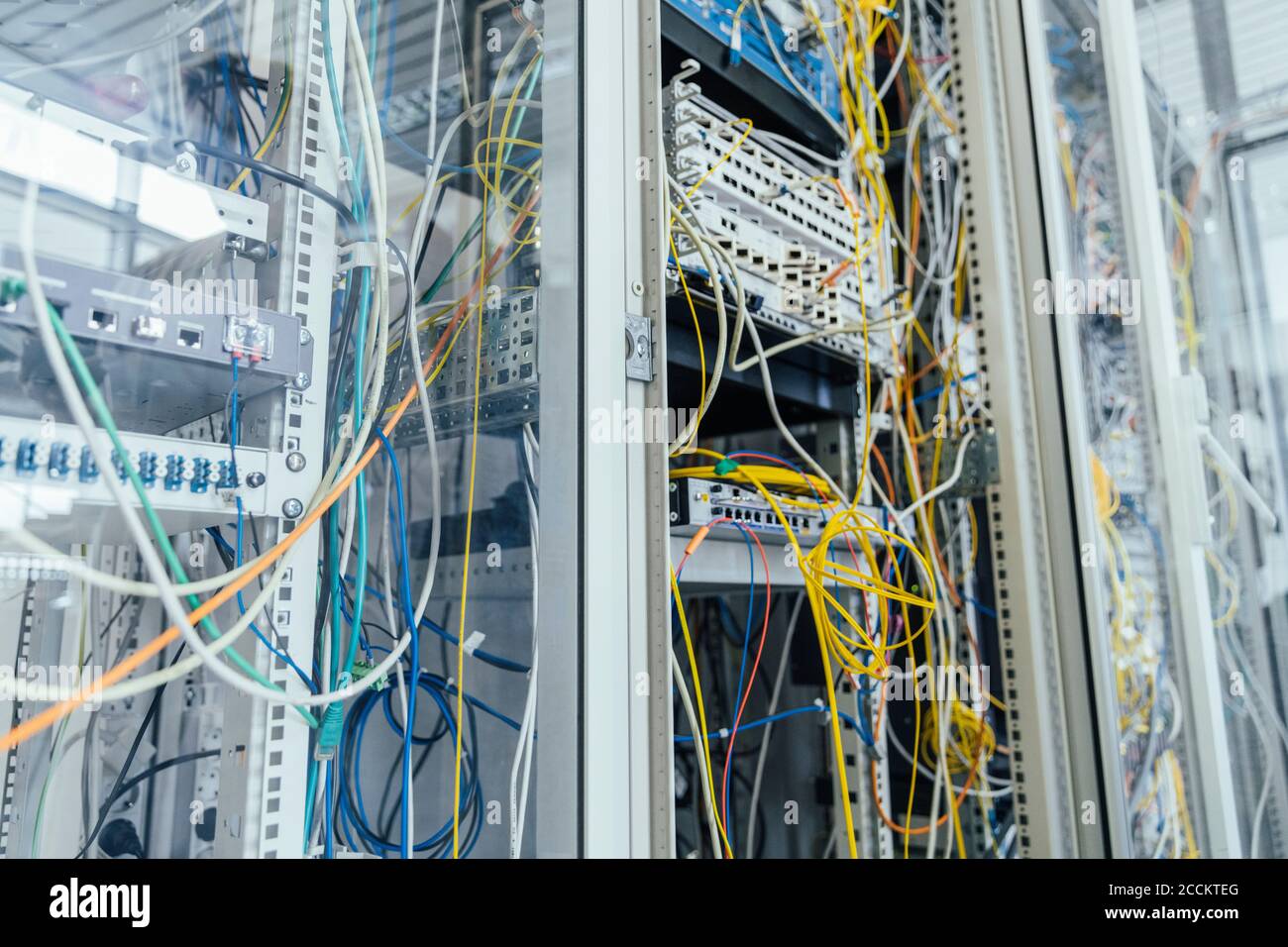 Nahaufnahme von Kabeln in Computeranlagen im Rechenzentrum Stockfoto