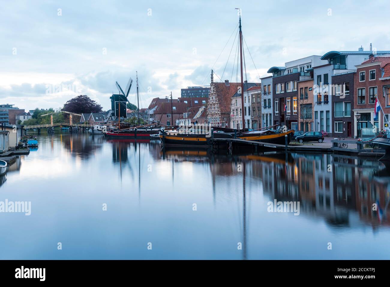 Niederlande, Südholland, Leiden, Segelboot im alten Hafen bei Galgewater Stockfoto