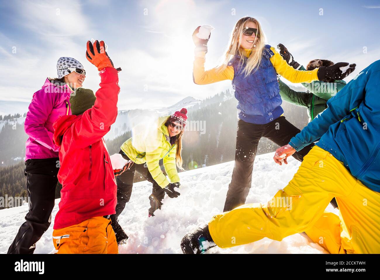 Gruppe unbeschwerter Freunde, die Spaß im Schnee haben, Achenkirch, Österreich Stockfoto