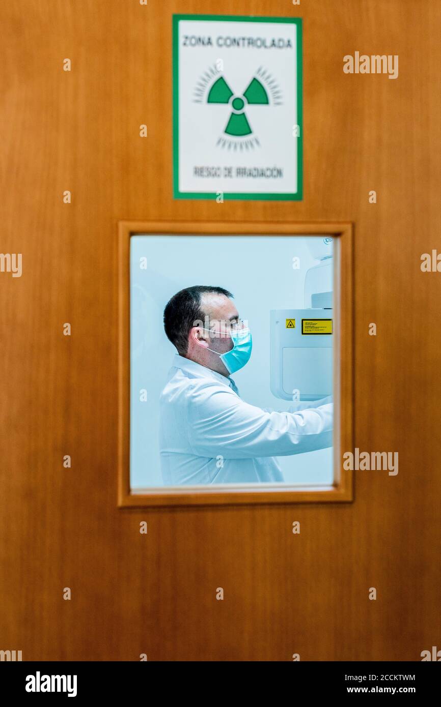 Männlicher Zahnarzt arbeitet im Labor in der Klinik Stockfoto