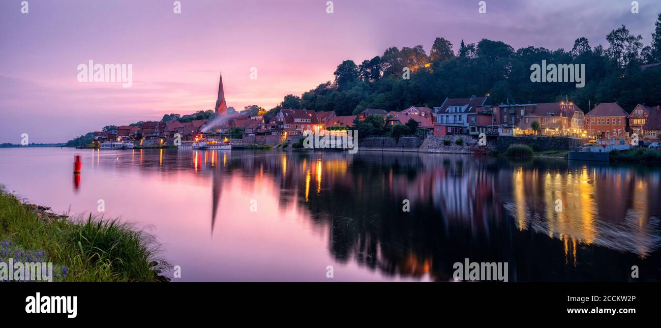 Deutschland, Schleswig-Holstein, Lauenburg, Elbe-Lübeck-Kanal bei violetter Dämmerung Stockfoto