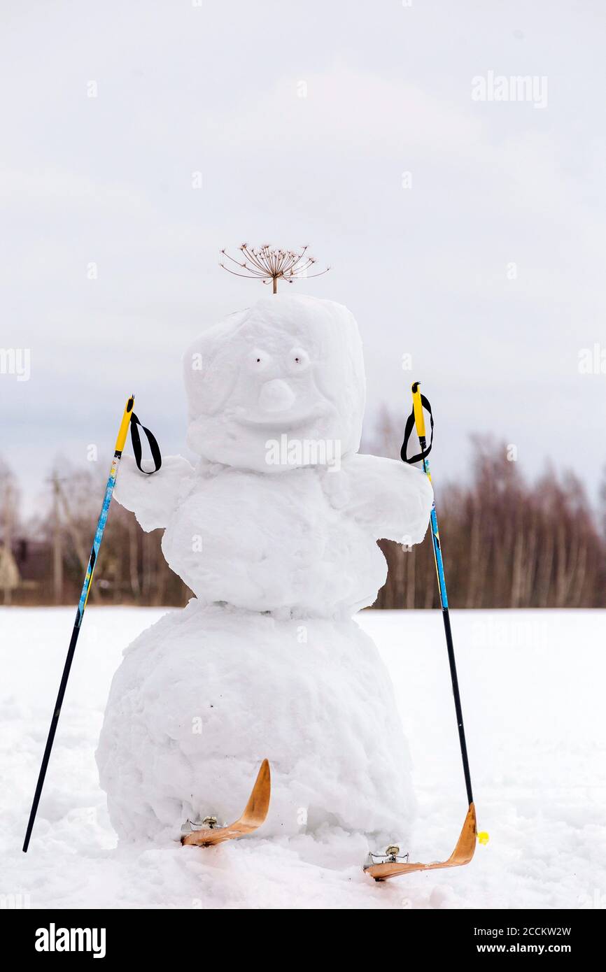 Schneemann mit Skiern Stockfoto