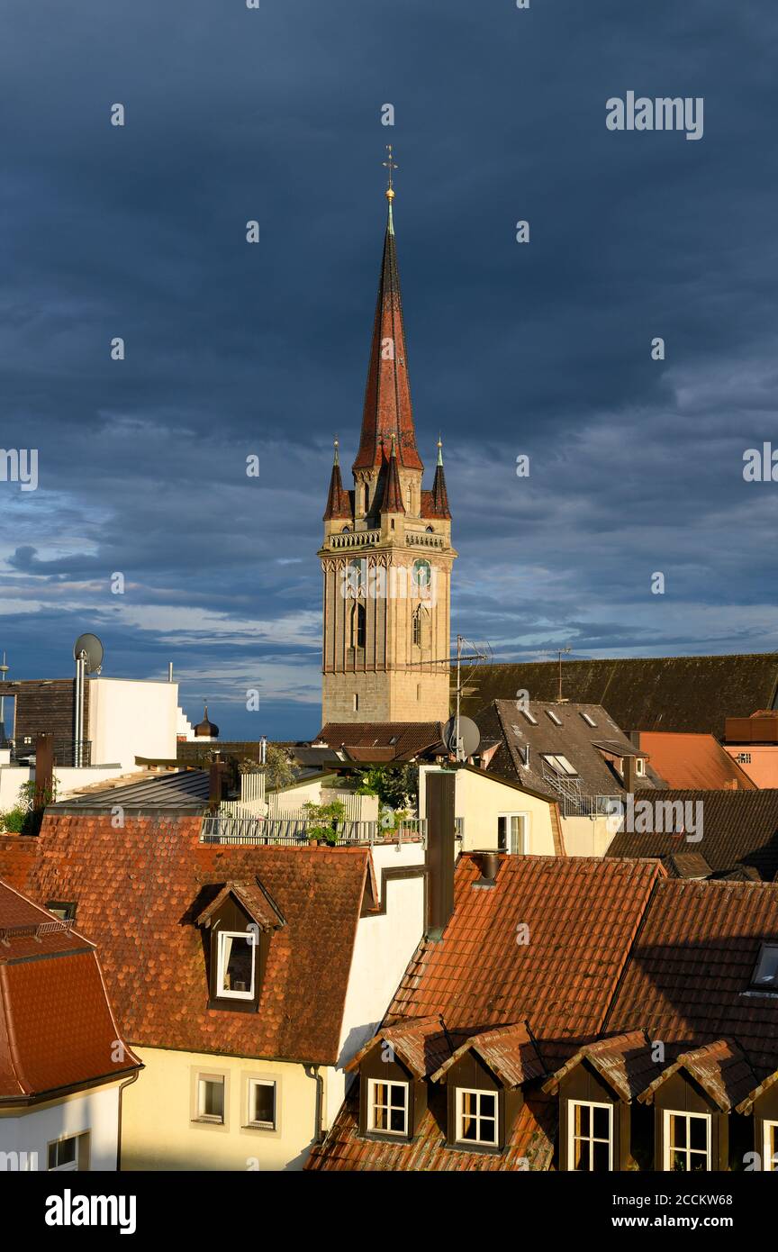 Deutschland, Baden-Württemberg, Radolfzell am Bodensee, Wolkenverhangener Himmel über dem Glockenturm des Doms unserer Lieben Frau Stockfoto