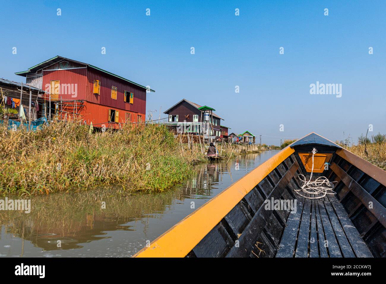 Myanmar, Shan Staat, Nampan, Tilt Häuser auf Inle See vom Ruderboot aus gesehen Stockfoto Myanmar, Shan Staat, Nampan, Tilt Häuser auf Inle See vom Ruderboot aus gesehen Stockfoto