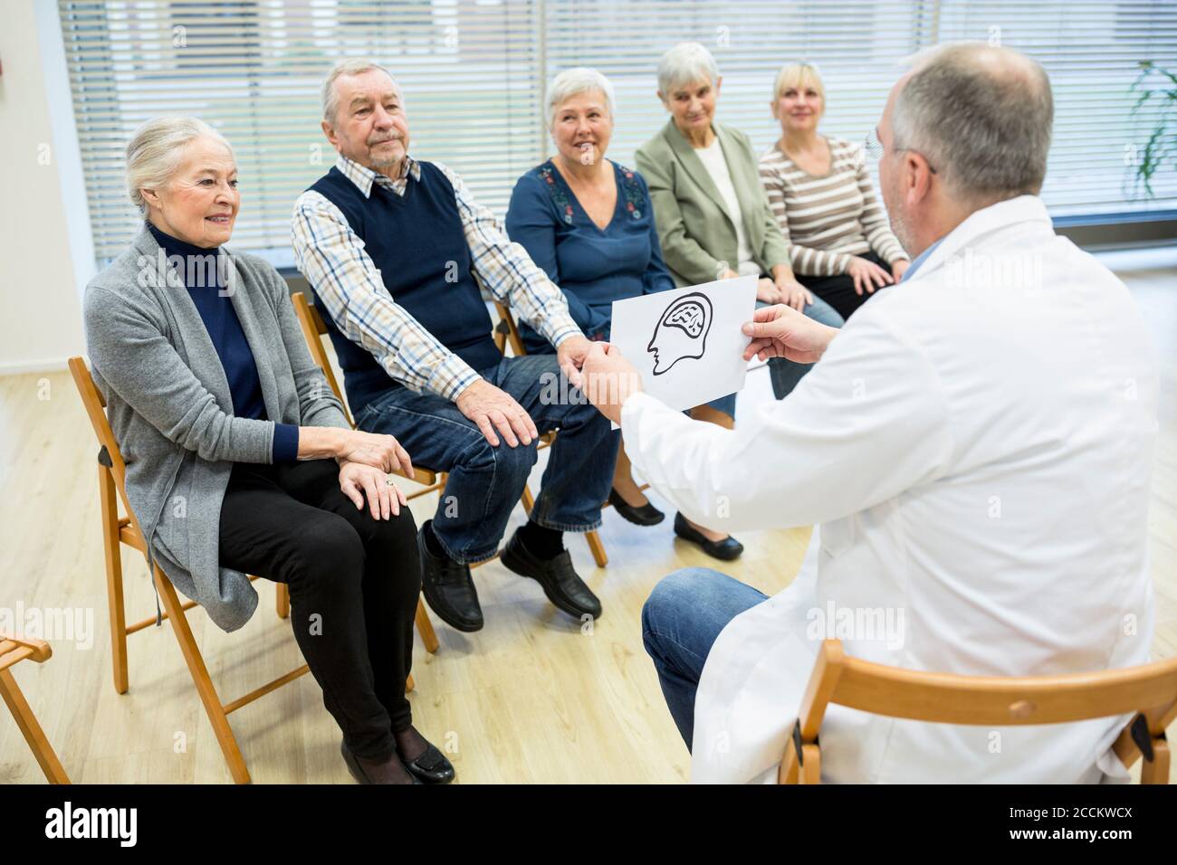 Gruppe von Senioren, die Gesundheitsberatung im Altersheim besuchen Stockfoto