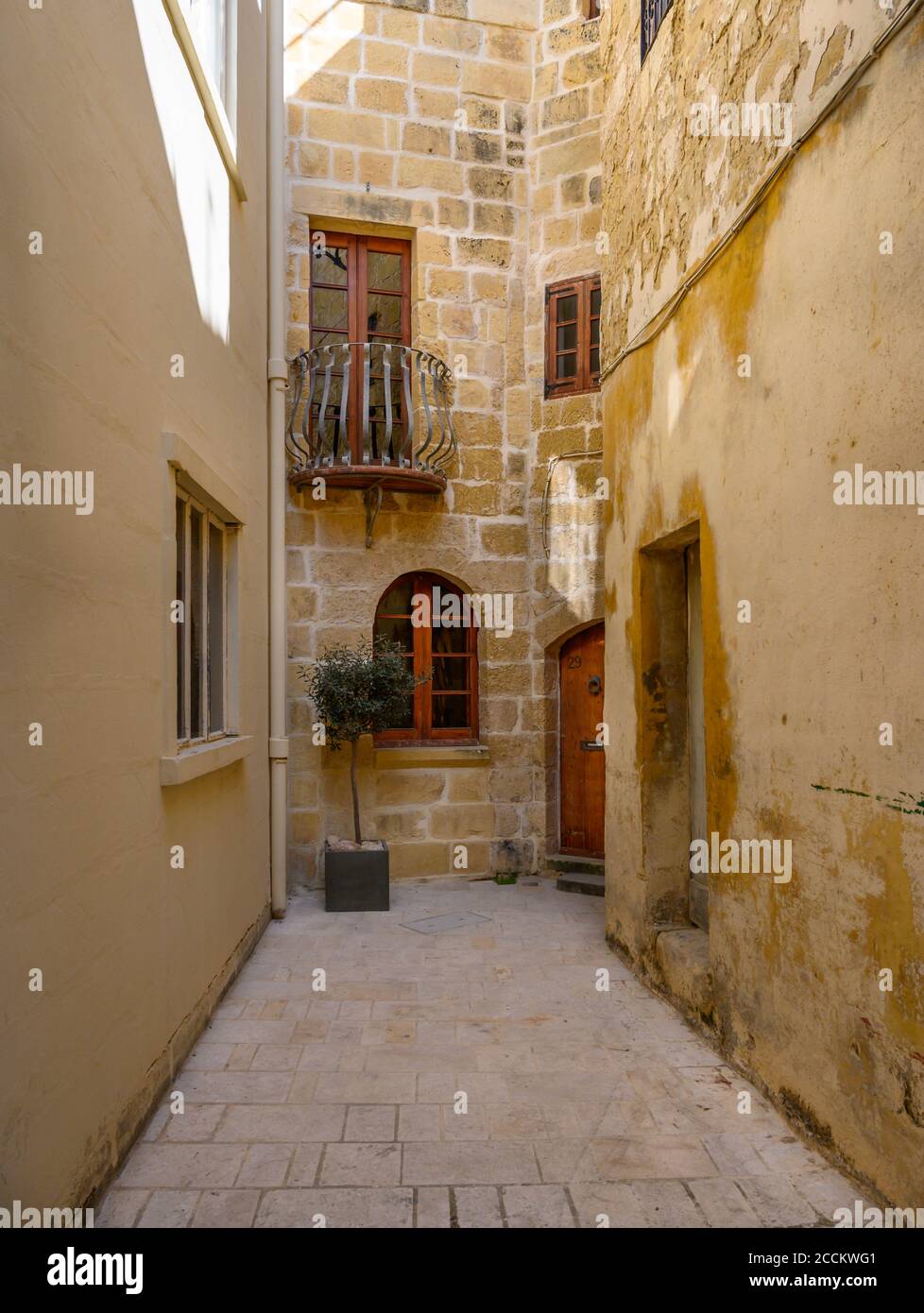 Ruhige Wohnstraße in der alten maltesischen Stadt Mdina auf der Insel Malta. Stockfoto