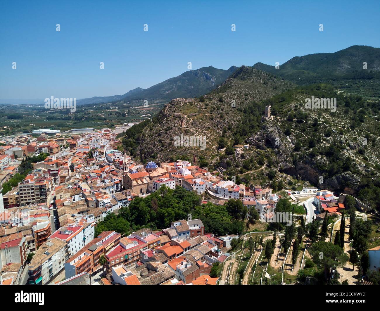 Moixent spanische Stadtlandschaft Blick von oben, malerische Aussicht auf Berge und Wohngebäude Drohne Sicht, sonnigen Sommertag. Spanien Stockfoto